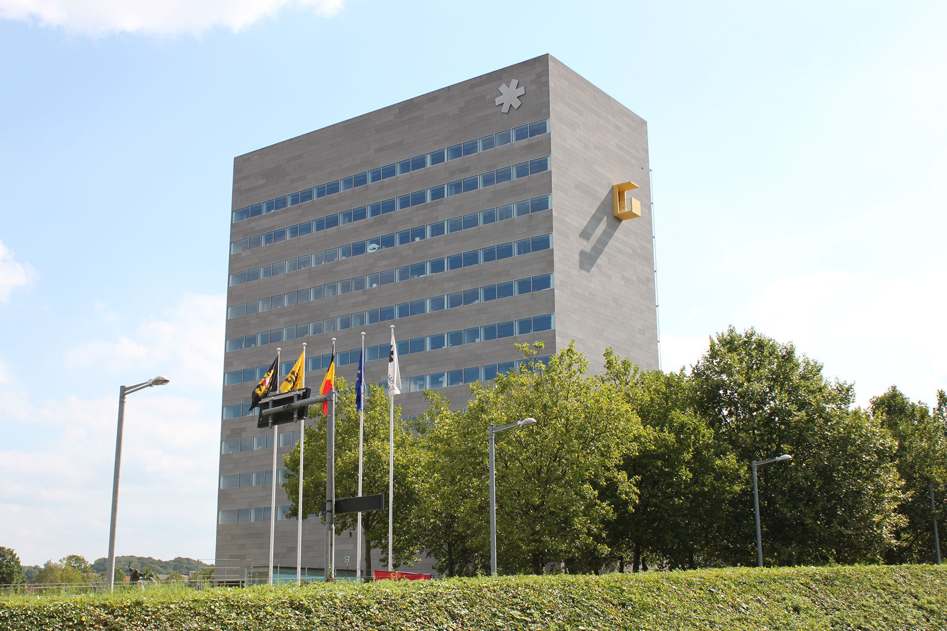 Provinciehuis met vlaggen in Leuven
